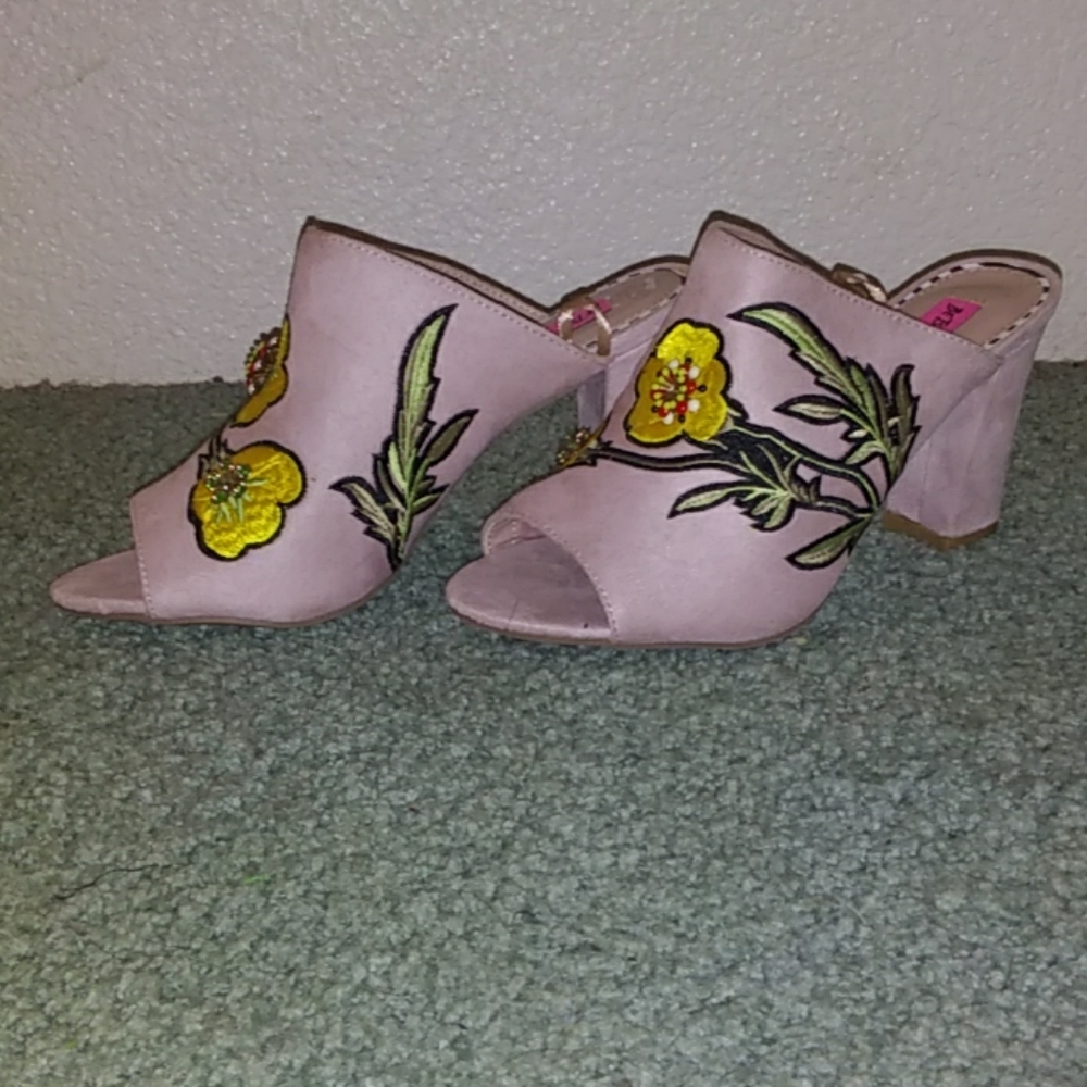 Betsy Johnson open toed Heels